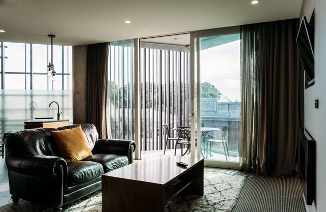 King and Queen Hotel Suites