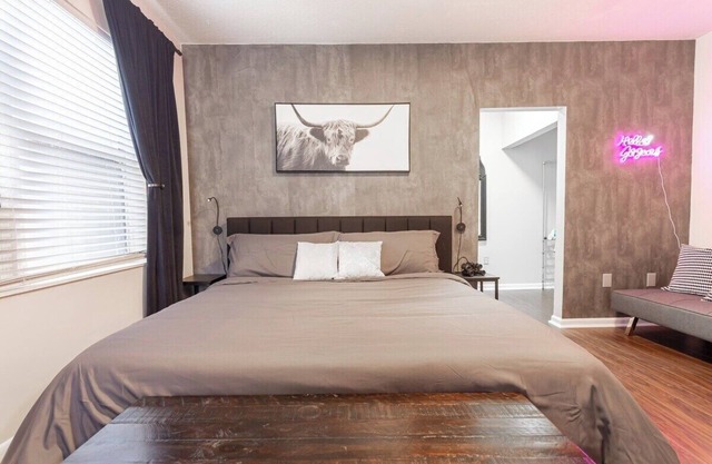 King Bed $0 Cleaning Fee! Studio