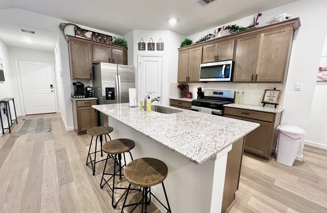 King Bed - 75" Smart TV - Coffee Bar - Near TAMU/Hospital/Shopping/Dining
