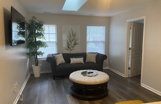 King Bed Beach house 5 mins to beach! Wifi-2TVs-Free Parking