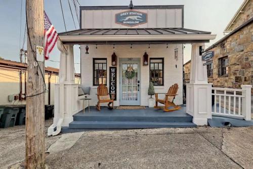 King Bed Bungalow Just Feet from Historic Main Street