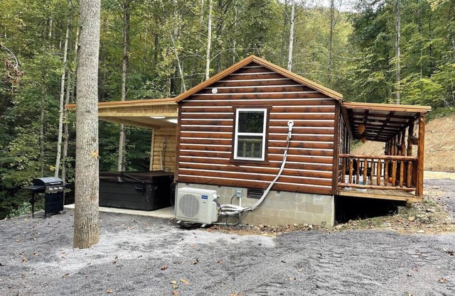 KING BED Cozy Cabin on the Hatfield McCoy trails