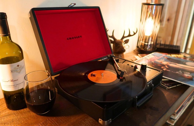 KING Bed + Fire Pit + Spa+ Coffee Bar + Private driveway + Centrally located