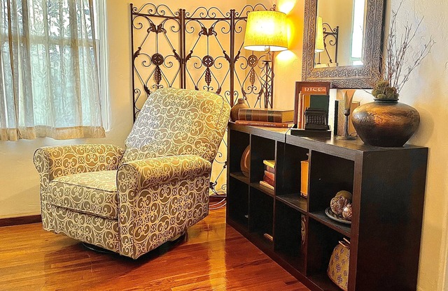 King bed,Free Coffee & Hi-speed wifi Secure Off Street Parking