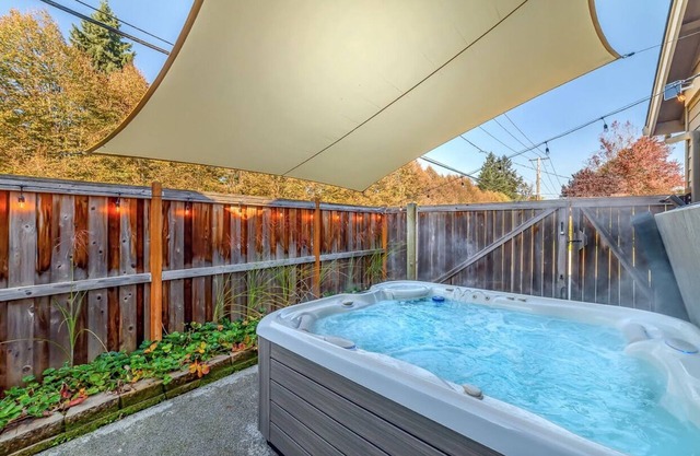 KING Bed Hot Tub Game Room Walk to Dining, Shops & Autzen