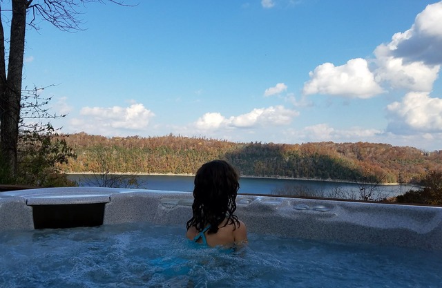 King bed, hot tub & jacuzzi with no hidden fees!