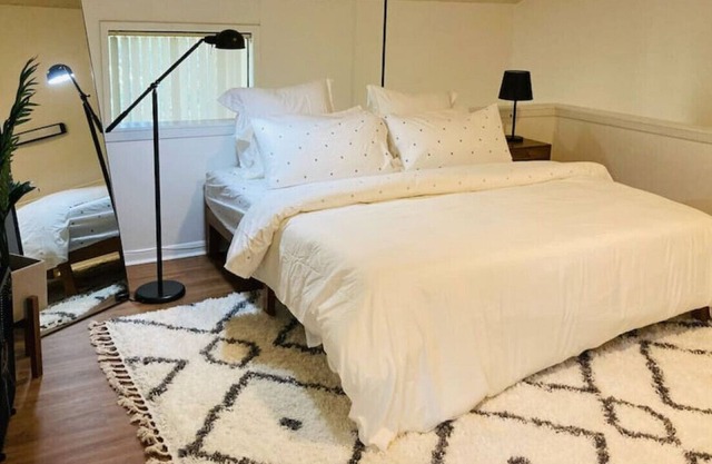 KING BED Midtown 2 Story Loft