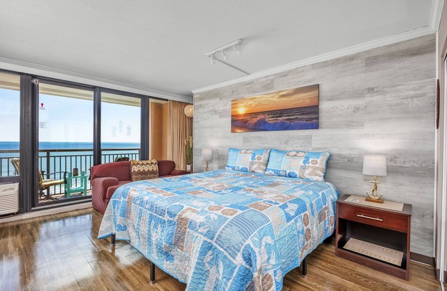 KING Bed! NO cleaning fee! OCEANFRONT, Studio, See the ocean from the bed!