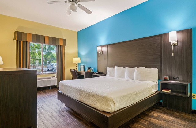 King Bed Non-Smoking Pet-Friendly – Comfort & Convenience at Wildwood Inn