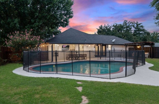 King Bed Pool, Game Room, Minutes to Stadiums