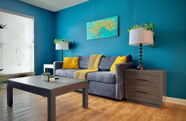 King bed,pool/gym/BBQ@theHeights, LongStayDiscount