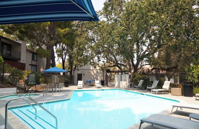 🌿 King Bed, Pool, Parking, Ideal for Long Stays