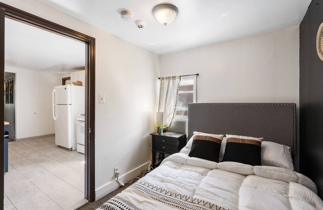 King Bed | Private Parking | Strong WiFi
