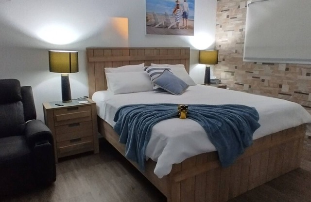 King bed, Recliner and Private. 1.4km to Lammermoor beach. AC and Starlink wifi