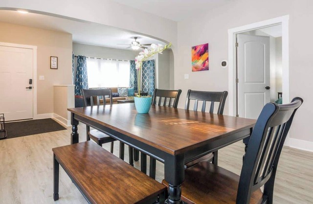 King Bed/Spacious/Family-Friendly/FREE Parking/Fast WiFi/Close to Everything!