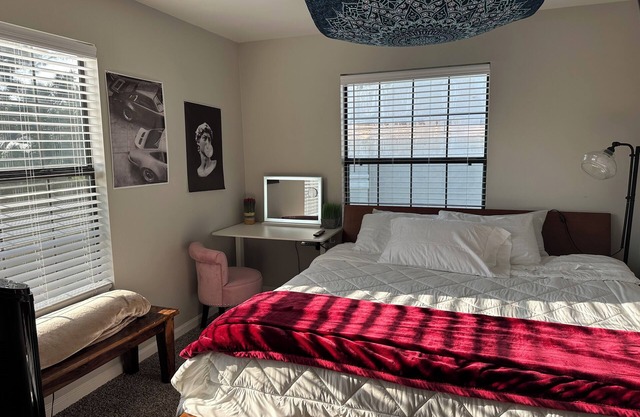 King Bed & Steps to Garden of Gods with Pool, HotTub, Sauna and Gym! Share Stay.