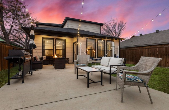 King Bed with Hot Tub, PS4, FirePit, BBQ, Large yard, Garage!