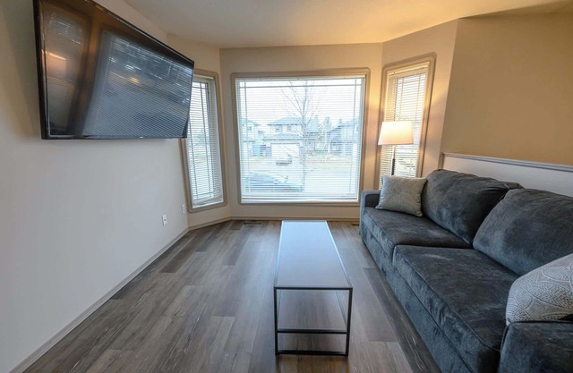King Bed | Workspace | Fast Wi-Fi | Long Stays OK