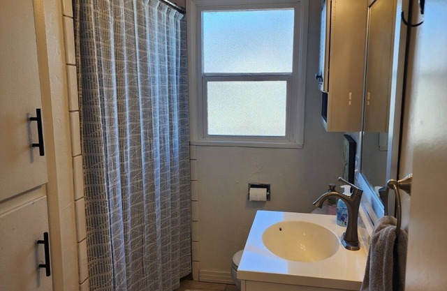 King bedroom, sleeps 6
