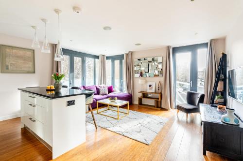 King beds apartment with en-suite, private balcony and elevator by iconic Portobello Market
