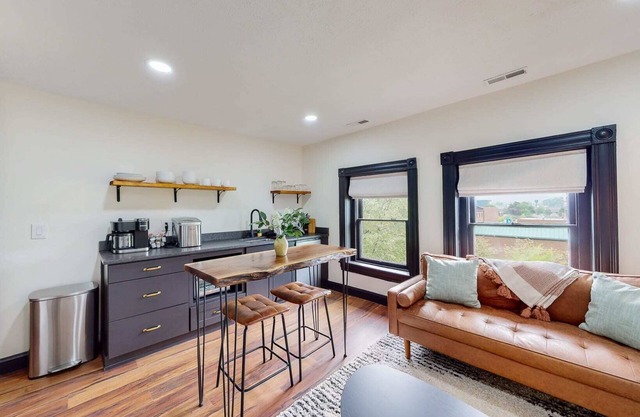 King Beds|Parking|0.6 miles from UofL|Free WiFi