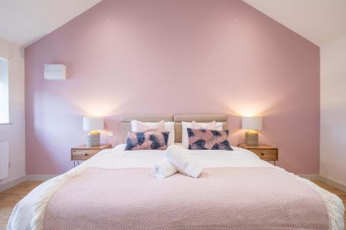 King Deluxe Ensuite with Shower-Bath and Courtyard View - Fawcett