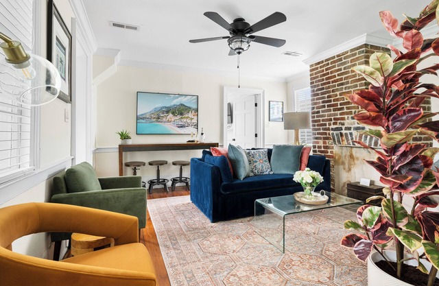 King in Five (B) | Free Parking and Close to King!