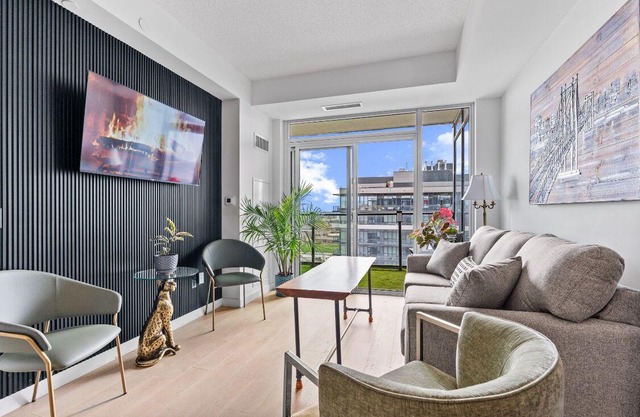 King Queen Beds, Deep tub, Huge Balcony near Pickering Casino