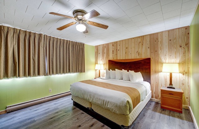 King Room at Four Seasons Lodge