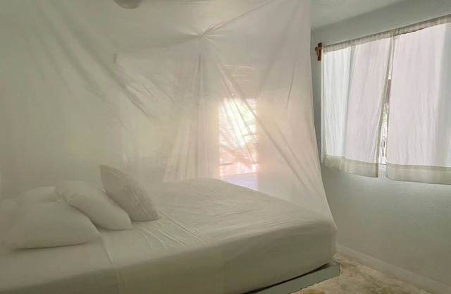 King room with Deck pool, in front of bay n beach!