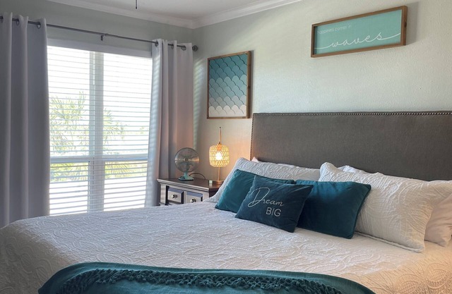 King size bed, 20% off 7 day or more rental!