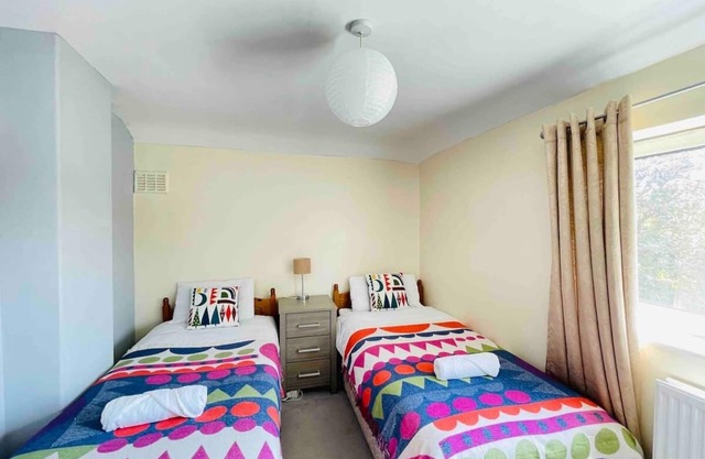King size bed Fast Wi Fi, Garden space, parking,n