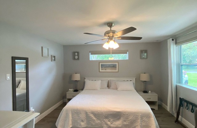 King Size Bed - Guest Charming Studio (With W/D)