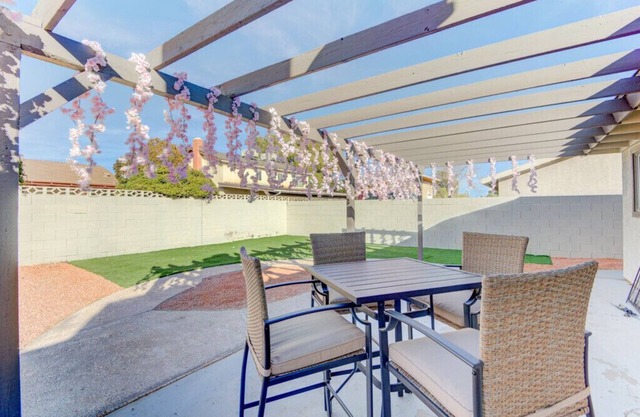 KING SIZE BED! MASSAGE CHAIR! EV CHARGER~OVERHEAD SHOWER!15 Minutes From Strip!