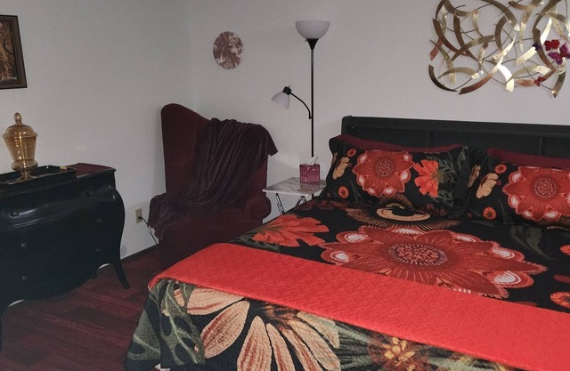 King Size Majestic Master Suite 400sq.ft. "Private Connected Bathroom"