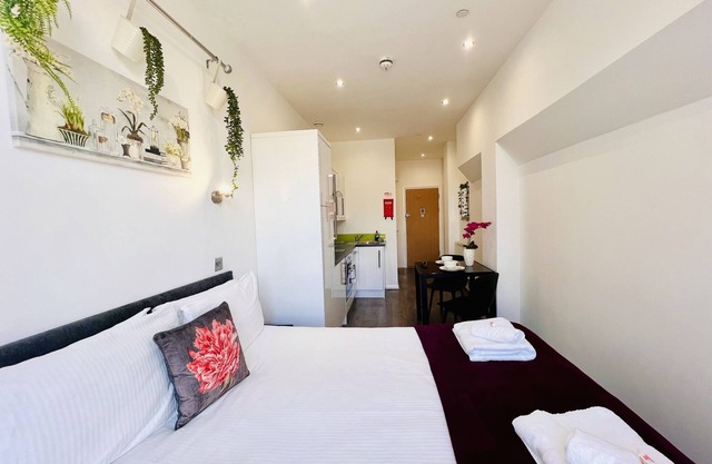 King Studio Apartment in the City Centre with private En-Suite shower room