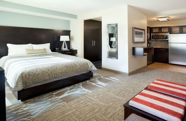 King Studio | Buffet Breakfast, Indoor Pool Access + 24h Business Center