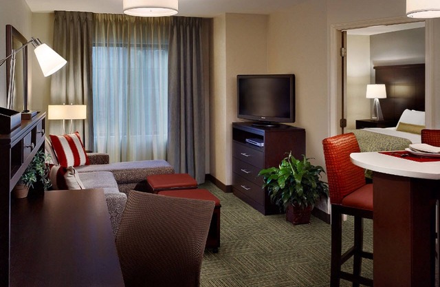 King Suite | Free Breakfast, Pool & Gym Access!