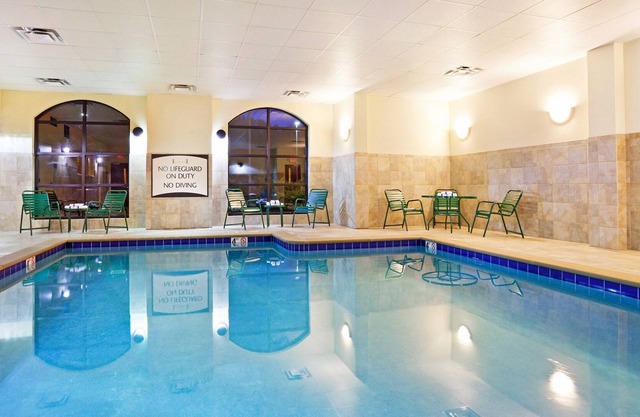 King Suite. Free Breakfast. Pool & Gym. Close to the University of Tennessee Arboretum!