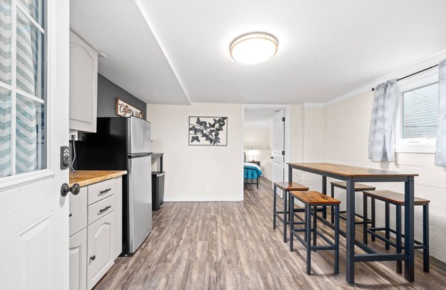 King Suite near APSU & Downtown