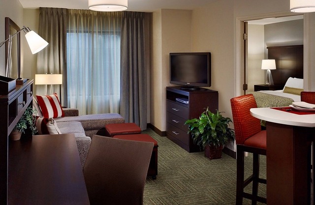King Suite Near Downtown Toledo | Great for Business Travelers! 24h Business Center + Free Breakfast!