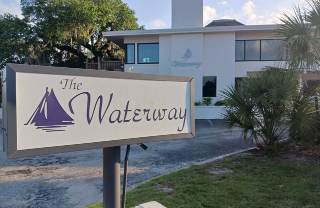 King Suite w/Water Views and Pool! Minnow Suite