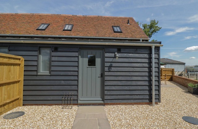 KINGFISHER, 2 THE OLD STABLES, pet friendly, with a garden in Witney