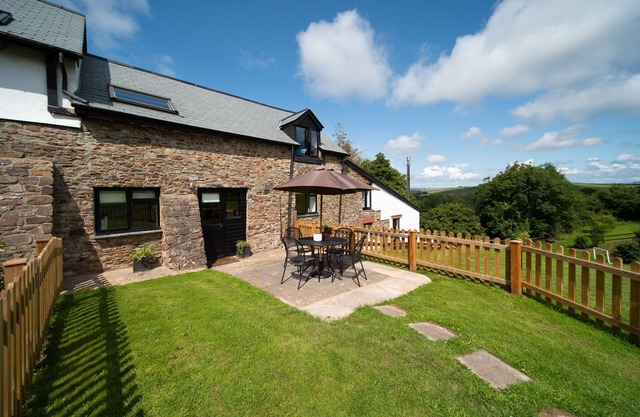 Kingfisher Cottage - Dog friendly sleeping 4 with a pool