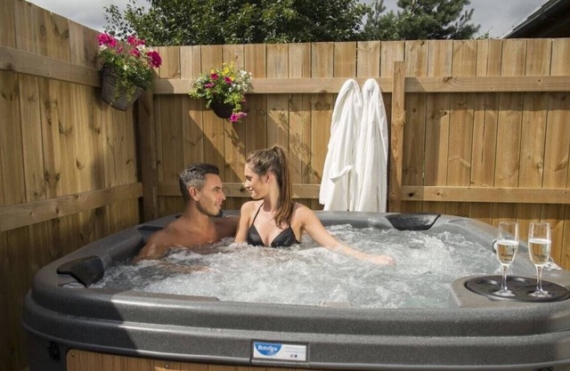 Kingfisher Hot Tub Lodge-HuntersMoon -Warminster-Longleat-Bath