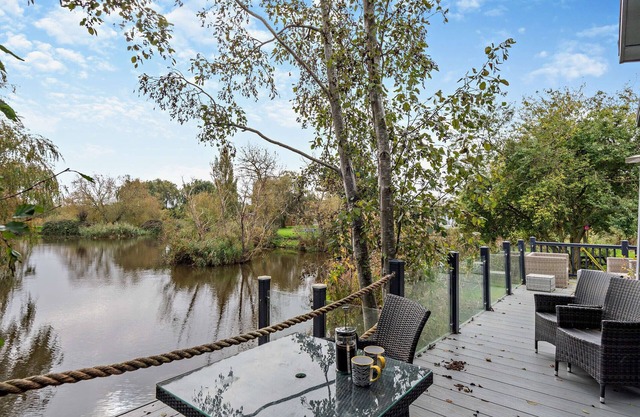 Kingfisher Lodge - Three Bedroom House, Sleeps 4
