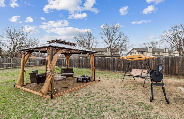 Kings, 75" TV & Swing Duplex in West Wichita