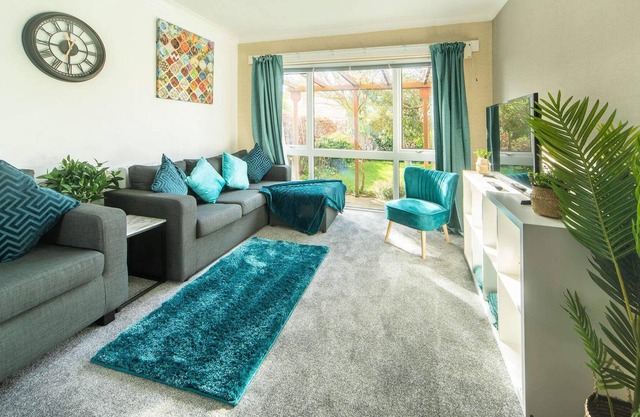 Kings Moor House by Lavender Stays Wi-Fi, 9 guests