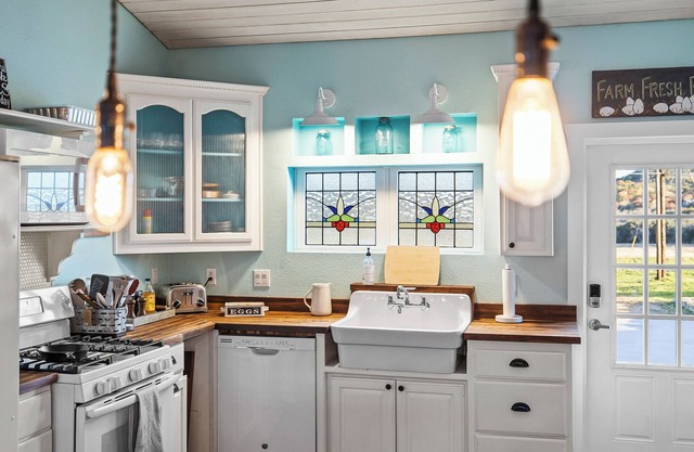 Kingsby Cottage - 1BR & Mountain Views
