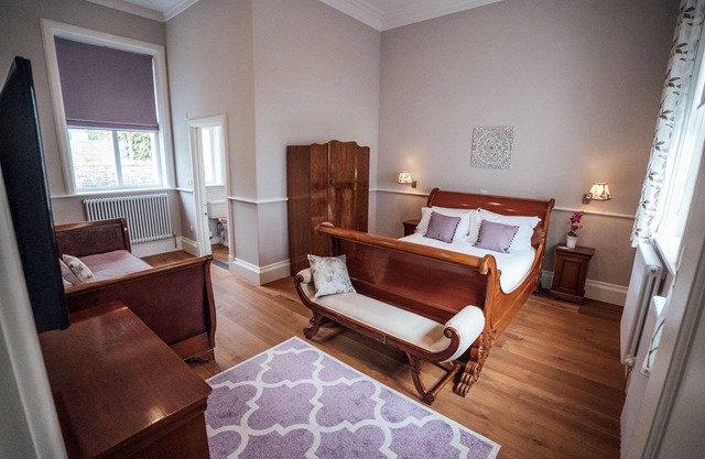 Kingsley suite, Luxury pet-friendly family apartment within a stately home